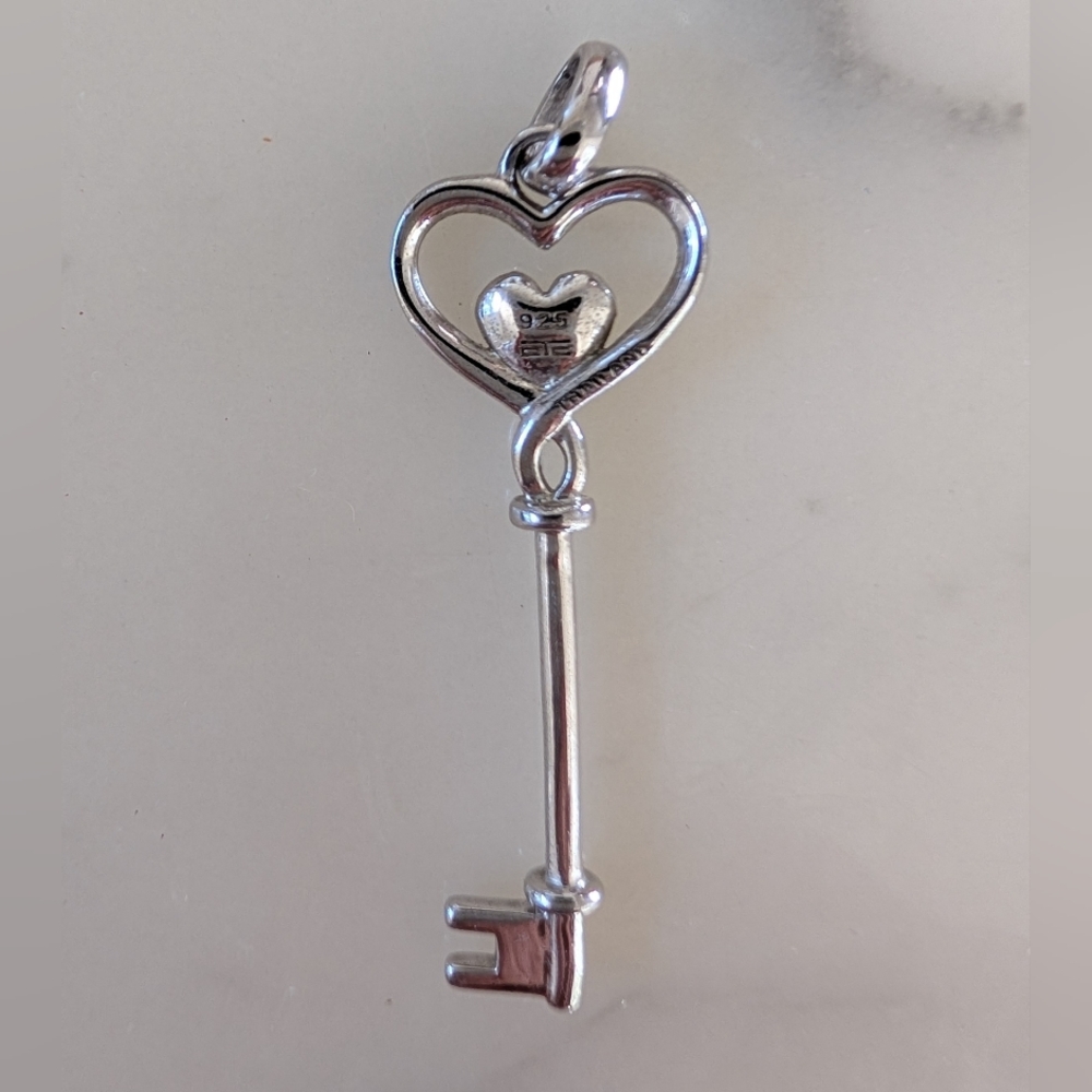 NWOT. Elegant Thailand Ladies Sterling Silver 925 Key To My Heart Key Pendant.